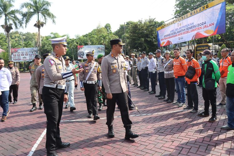 Kapolres Malang, AKBP Putu Kholis Aryana saat meninjau kesiapan personel gabungan Operasi Keselamatan Semeru 2024.