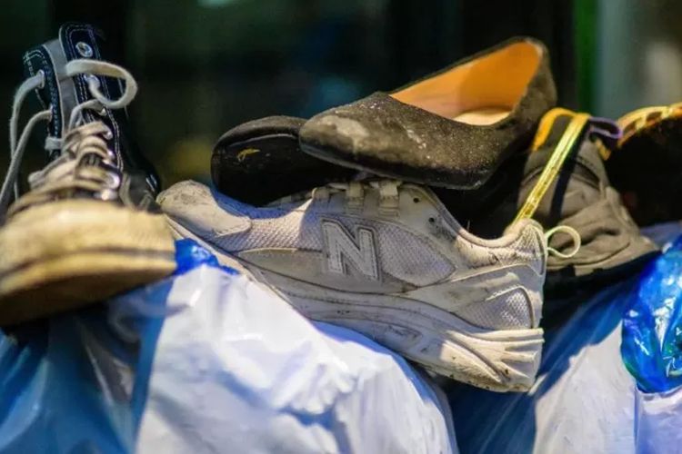 Sepatu-sepatu milik para korban dalam tragedi Halloween di Itaewon, Seoul, Korsel.