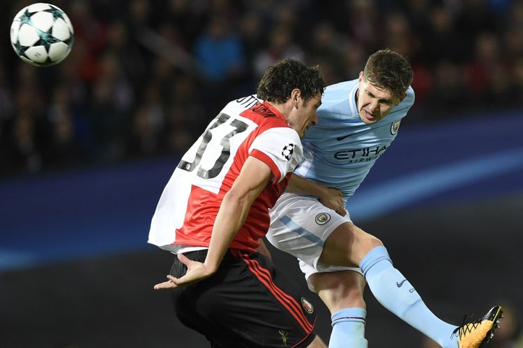 Sundulan bek Manchester City, John Stones, berbuah gol bagi timnya saat menyambangi markas Feyenoord di Rotterdam pada pertandingan Liga Champions, Rabu (13/9/2017). 