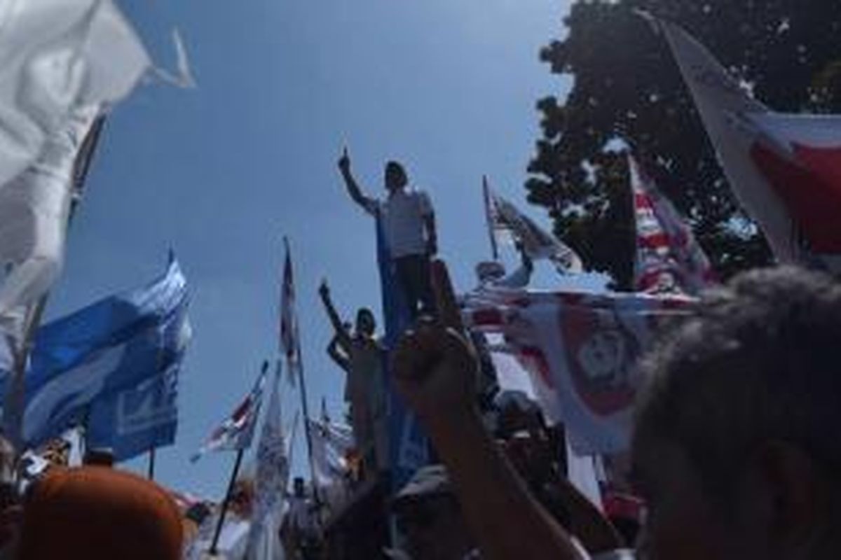 Massa pendukung pasangan Prabowo Subianto-Hatta Rajasa berunjuk rasa di depan Gedung Mahkamah Konstitusi, Jakarta, Rabu (6/8/2014). Di dalam gedung, MK tengah menyidangkan sengketa Pilpres 2014 dengan penggugat pasangan Prabowo-Hatta.