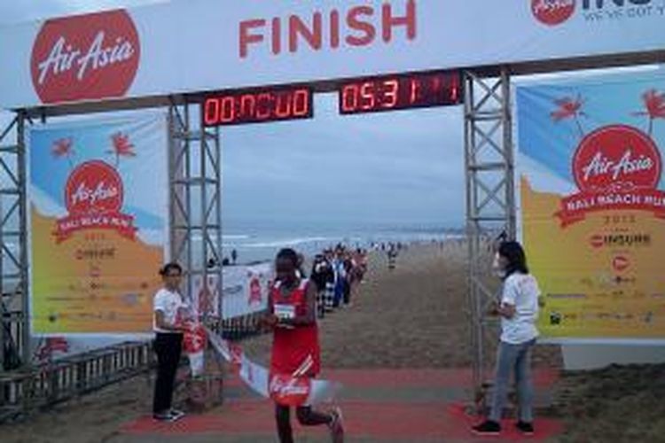 Pelari pria asal Kenya, Collins Kimosob keluar sebagai pemenang dalam ajang Bali Beach Run 2013, Minggu (24/11/2013). Ia menjadi pemenang untuk kategori pelari jarak 10 kilometer pria.