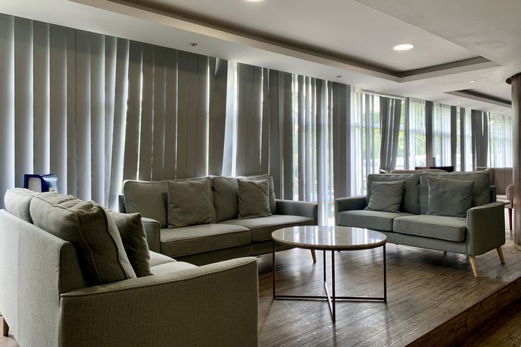 Luxury Lounge di Stasiun Gambir berlokasi di lantai satu. Dari arah pintu masuk selatan, ruang tunggu ini berada di sebelah kiri pojok stasiun.