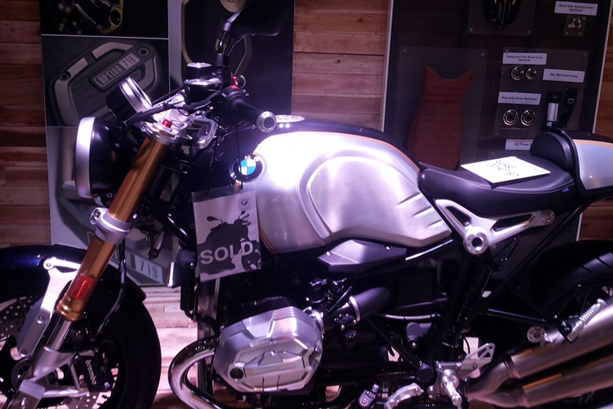 Salah satu BMW R Nine T Scrambler yang dipajang di booth BMW Motorrad Indonesia di lokasi pameran Indonesia International Motor Show (IIMS) 2018, JIExpo, Kemayoran, Jakarta.