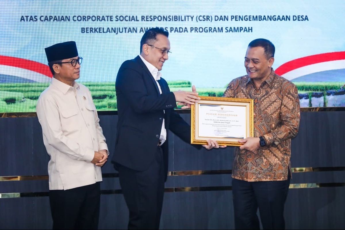 Gubernur Jateng Ahmad Luthfi menerima penghargaan CSR dan PBD Awards 2026 dariKemendes PDT, di Jakarta, Selasa (21/4/2026).