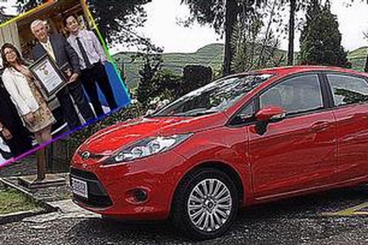 Insert: Will Angove (kedua dari kanan)usai menerima plakat dari MURI untuk Fiesta