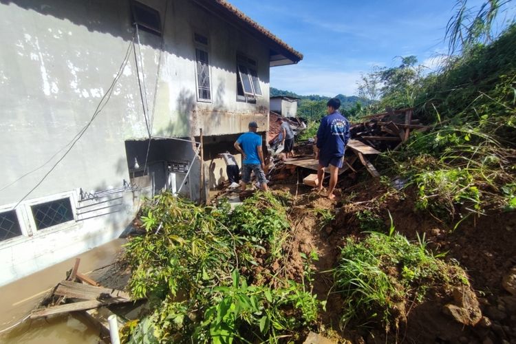 Edi Suhardi warga desa Citikur, Kecamatan Ciwaru, Kabupaten Kuningan Jawa Barat menunjukan air sungai yang mengalir deras masuk ke dalam rumahnya, akibat bukit longsor menutup aliran sungai dan menghantam belakang rumahnya, Senin (2/4/2023)