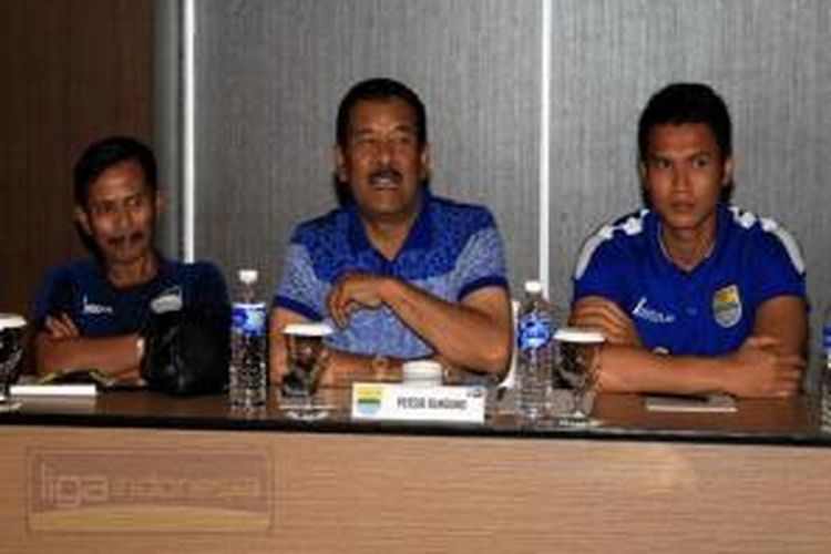 Manajer Persib Bandung, Umuh Muchtar (tengah). 