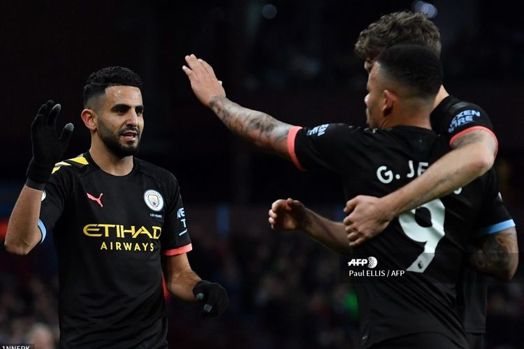 Gelandang Manchester City, Riyad Mahrez (kiri), merayakan gol bersama rekan-rekannya pada laga Liga Inggris kontra Aston Villa di Villa Park, Birmingham, Minggu (12/1/2020).