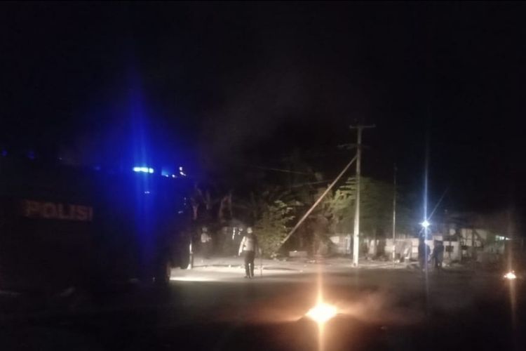 Polisi bubarkan aksi mahasiswa yang menolak kedatangan TKA di pertigaan Desa Konda 1 kabupaten Konawe Selatan