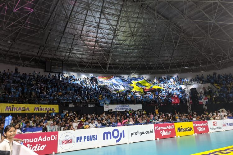 Suasana GOR Amongrogo yang menjadi venue Grand Final Proliga 2023. Laga puncak Proliga 2023 mempertemukan Bandung bjb Tandamata dan Jakarta Pertamina Fastron pada Sabtu (18/3/2023).