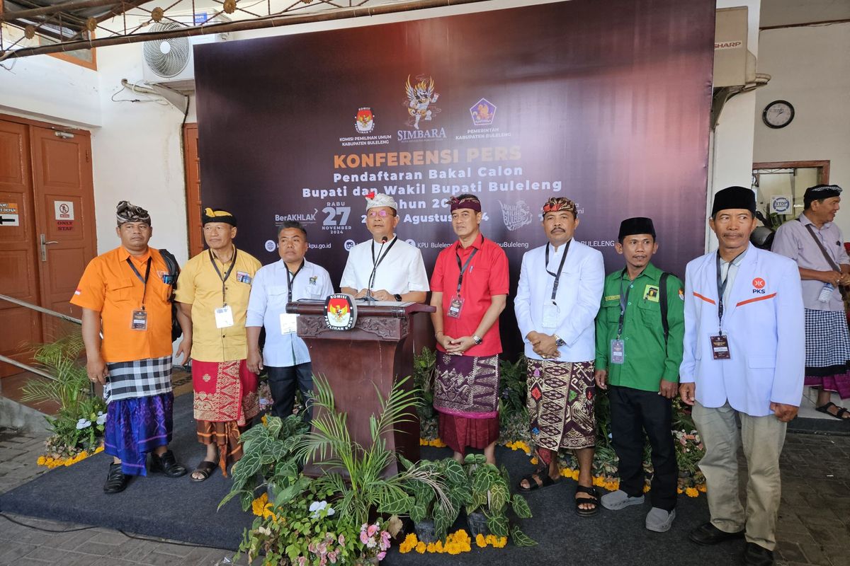 Bakal pasangan calon bupati dan wakil bupati Pilkada Buleleng 2024, I Nyoman Sutjidra dan Gede Supriatna dalam konferensi pers di Kantor KPU Buleleng, Kamis (29/8/2024). 
