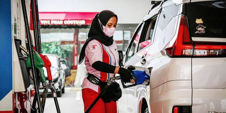 Ilustrasi pengisian BBM di SPBU Pertamina. Harga BBM hari ini. Harga BBM November 2025. Harga BBM 1 November 2025. Harga BBM hari ini. Harga BBM Pertamina hari ini.