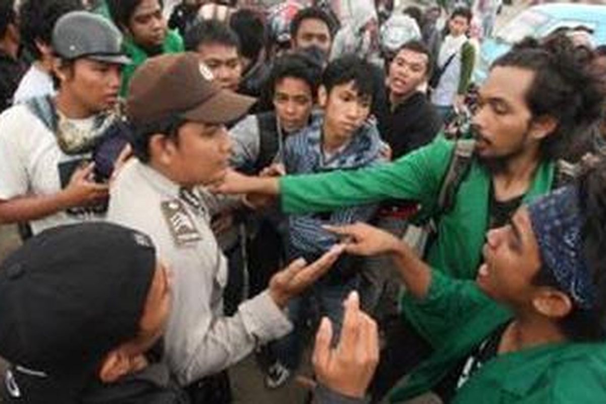 Ketegangan polisi dan mahasiswa di Makassar