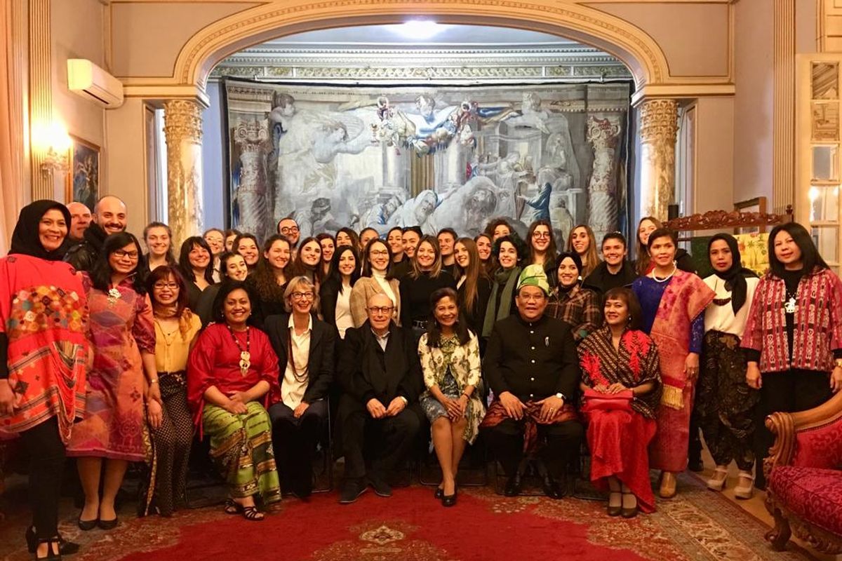 40an mahasiswa KOEFIA datang ke Kedutaan Besar RI di Roma, Selasa (26/3/2019), dan mempelajari tentang beragam wastra Nusantara