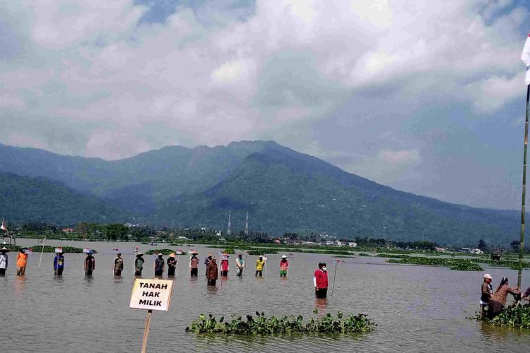 Warga di area terdampak revitalisasi mengikuti upacara di Rawa Pening.