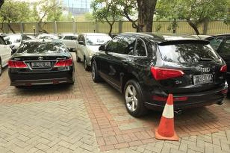 Dua mobil merek Toyota Crown Athelete dan Audi Q5 milik mantan Ketua Mahkamah Konstitusi nonaktif Akil Mochtar, terparkir di halaman kantor KPK, Jalan HR Rasuna Said, Kuningan, Jakarta Selatan, Rabu (9/10/2013). Selain kedua mobil tersebut, KPK juga menyita mobil Mercedes-Benz guna kepentingan penyelidikan kasus suap yang melibatkannya.  