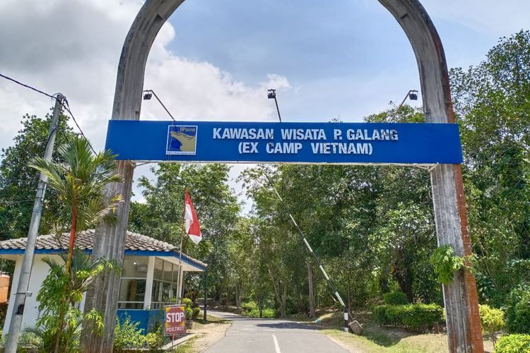 Gerbang masuk Beaks Kamp Vietnam yang dijadikan Kawasan Wisata Pulau Galang.