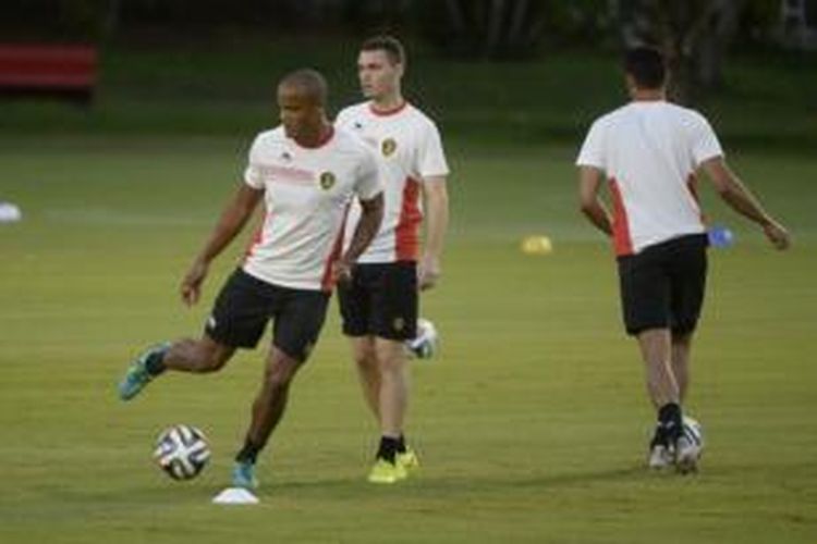 Bek tim nasional Belgia, Vincent Kompany (kiri) dan Thomas Vermaelen (tengah).