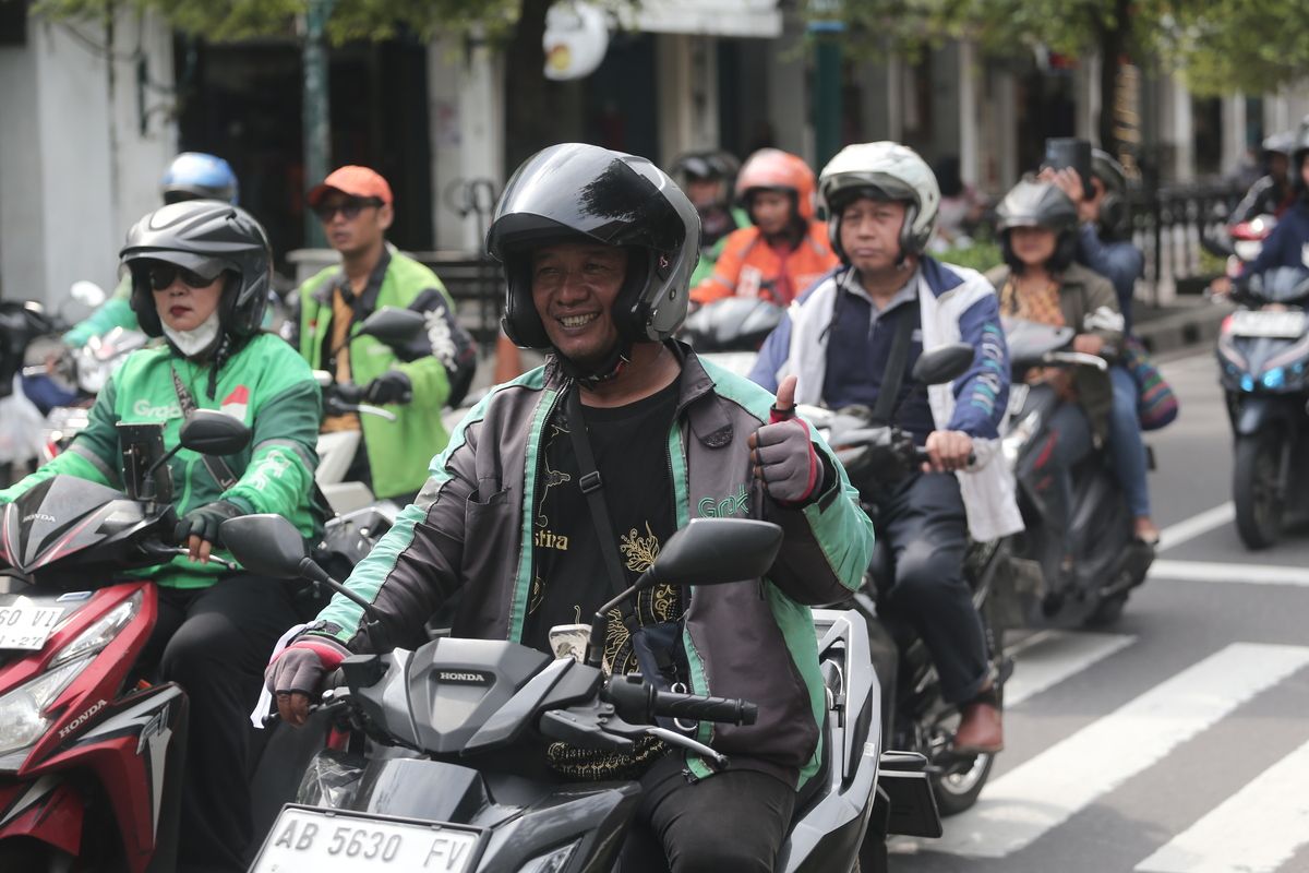 Para ojol saat berdemo melintasi Jalan Malioboro, Selasa (20/5/2025)