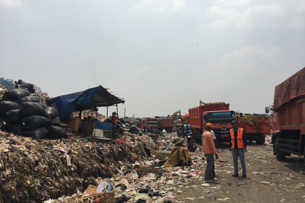 Tempat Pembuangan Sampah Terpadu (TPST) Bantar Gebang, Kota Bekasi, Rabu (20/9/2017). 