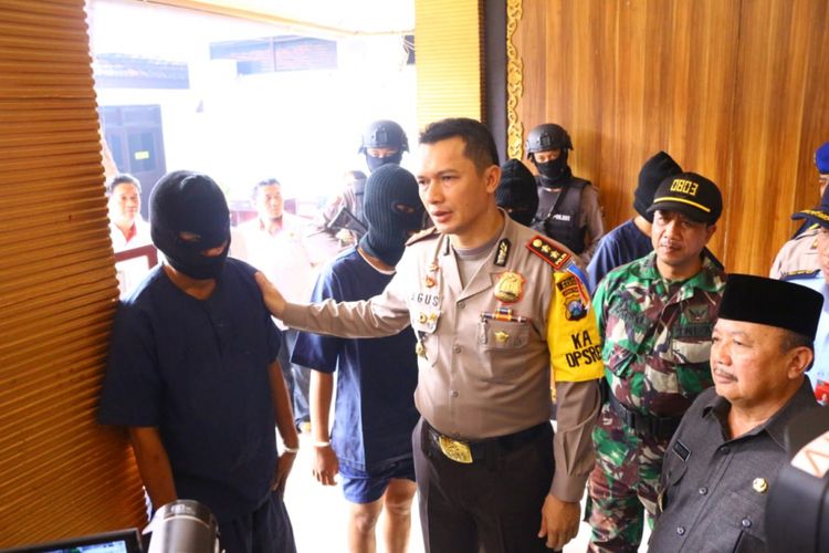 Kapolres Madiun AKBP I Made Agus Prasatya menunjukkan salah satu tersangka pembobol Alfamart-Indomaret lintas provinsi di Mapolres Madiun, Rabu ( 6/6/2018). 