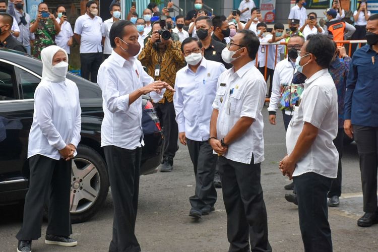 Presiden Jokowi saat berdiskusi dengan Walikota Denpasar, I Gusti Ngurah Jaya Negara di Pasar Kereneng, Denpasar, Bali, pada Rabu (25/5/2022). /Dok.Humas Pemerintah Kota Denpasar