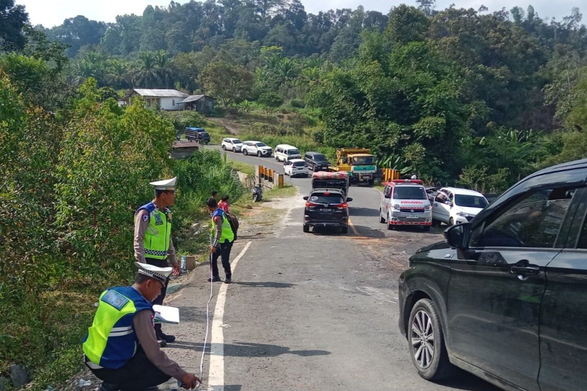 Foto: Polisi Satlantas Polres Simalungun melakukan olah TKP pasca kecelakaan lalu lintas di jalan alternatif KM 06-07 jurusan Simpang Palang menuju Simpang Sitahoan, Dusun Talun Sungkit, Nagori Pondok Bulu, Kecamatan Dolok Panribuan, Kabupaten Simalungun, Sumatera Utara, Selasa (24/3/2026).