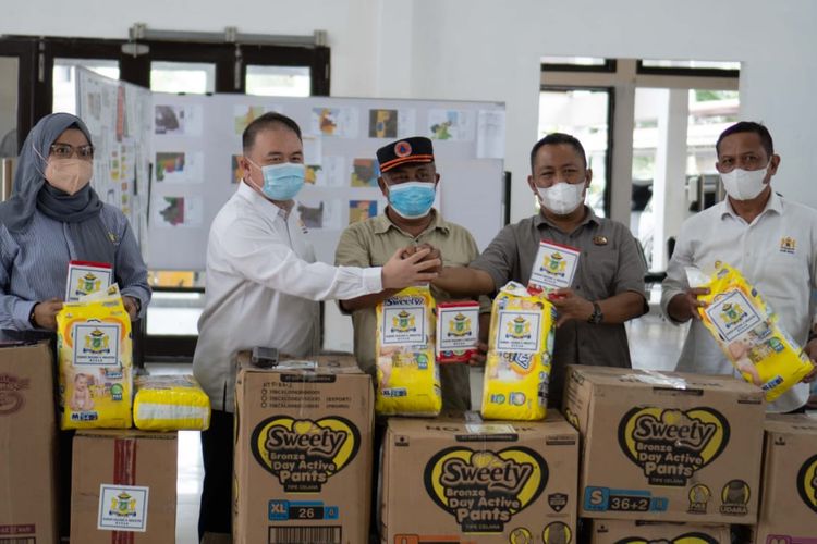 Bantuan untuk korban banjir di Medan terus berdatangan.