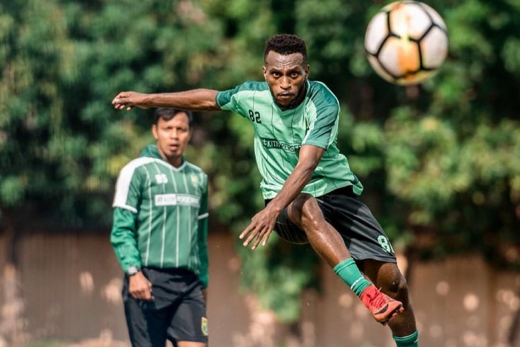 Pemain anyar Persebaya Surabaya Elisa Basna dalam sesi latihan bersama Persebaya di Lapangan Polda Jawa Timur, Surabaya, Rabu (30/1/2019).