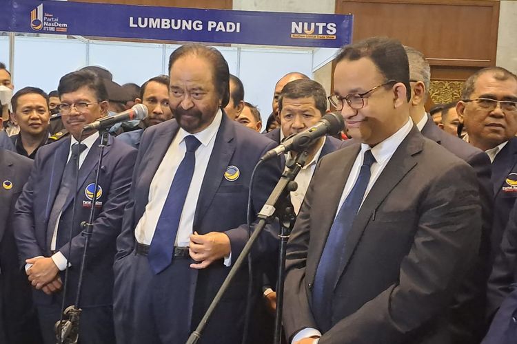 Ketua Umum Partai Nasdem Surya Paloh (kiri) dan bakal Capres 2024 Nasdem Anies Baswedan (kanan) saat menghadiri acara perayaan HUT Nasdem yang ke-11 di JCC, Senayan, Jakarta Pusat, Jumat (11/11/2022). 