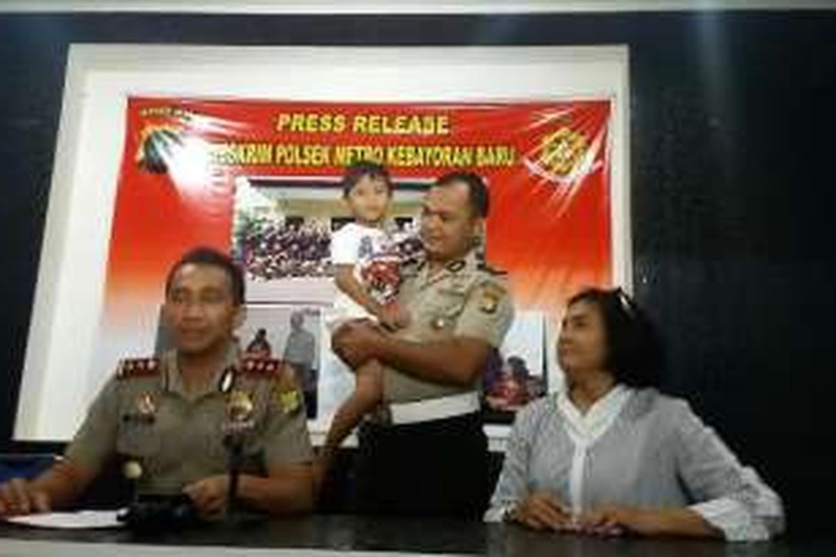 Kapolsek Metro Kebayoran Baru AKBP Ary Purwanto saat menyampaikan kasus tentang penemuan bocah lelaki bernama Asep (3) yang tersasar di mushola dekat Polsek Metro Kebayoran Baru, Jakarta Selatan sekitar pukul 20.00 WIB pada Kamis (4/2/2016) lalu.