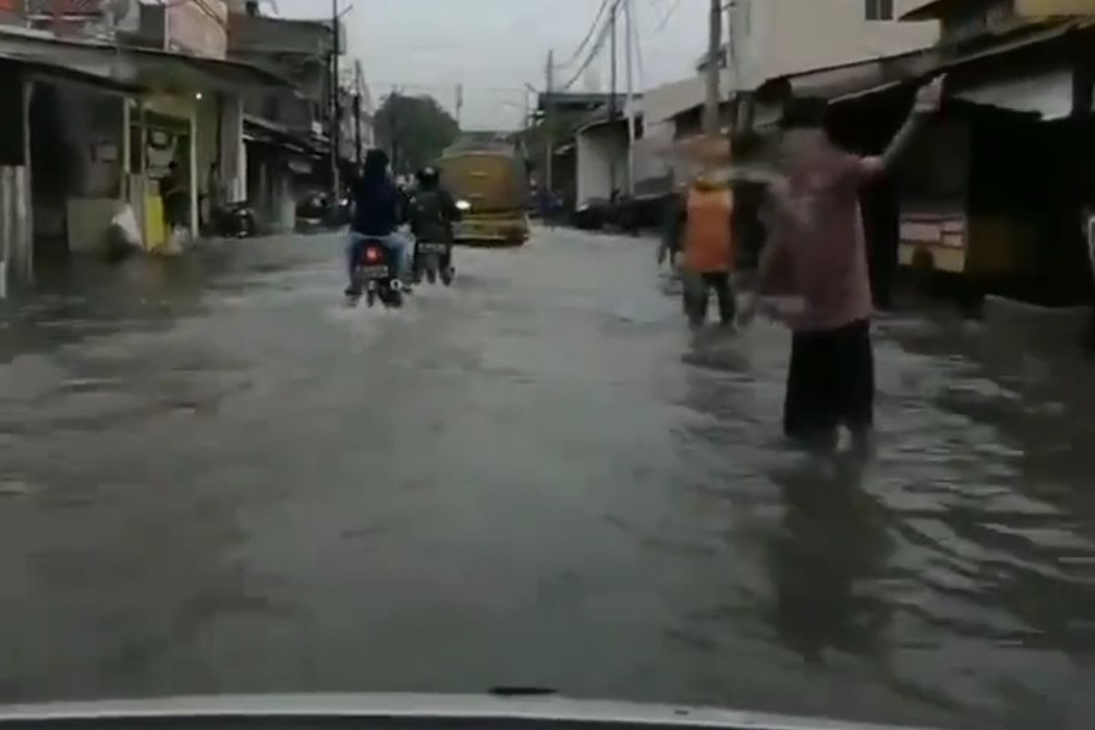 Tangkapan layar akun @infojkt24 terkait genangan air di Rawa Buaya Rabu (3/2/2021).