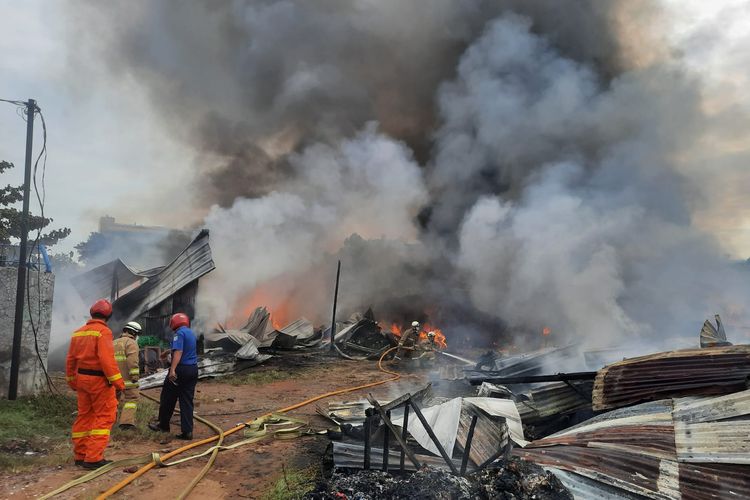 Pabrik penggilingan kapas di Jalan Kesehatan, RT 03 RW 11 Kelurahan Gedong, Pasar Rebo, Jakarta Timur, hangus terbakar pada Selasa (16/11/2021) pagi.