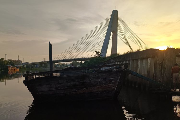 Suasana sunset di Jembatan siak iv atau jembatan Sultan Abdul Jalil Alamuddin Syah.