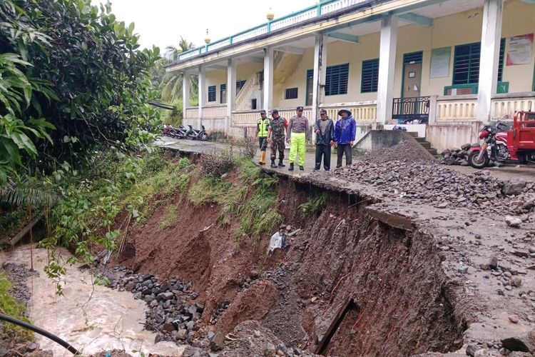 Salah satu titik tanah longsor di Dusun Menara, Desa Gunungteguh, Kecamatan Sangkapura di Pulau Bawean, Gresik, Jawa Timur, Selasa (27/12/2022).