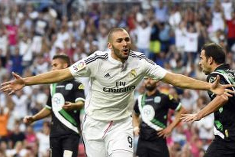 Penyerang Real Madrid, Karim Benzema, merayakan golnya ke gawang Cordoba, pada laga Primera Division, di Santiago Bernabeu, Senin (25/8/2014).