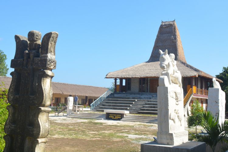 Rumah Budaya Sumba mengoleksi berbagai jenis patung khas Sumba yang di pahat orang Sumba sendiri, Kamis (9/8/2018).