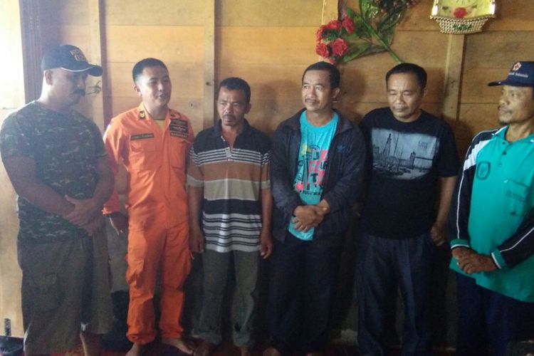 Tim SAR dari Basarnas Pos SAR Nias menyerahkan dua korban nelayan hilang yang ditemukan selamat di rumah korban, Kelurahan Pasar Lahewa, Kecamatan Lahewa, Kabupaten Nias Utara, Sumatera Utara