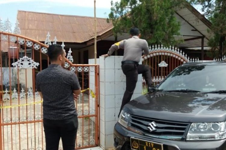 Kapolrestabes Makassar Kombes Pol Irwan Anwar langsung memanjat pagar rumah penemuan mayat mahasiswa jurusan Kedokteran Hewan Universitas Hasanuddin, Makassar, Sulawesi Selatan.