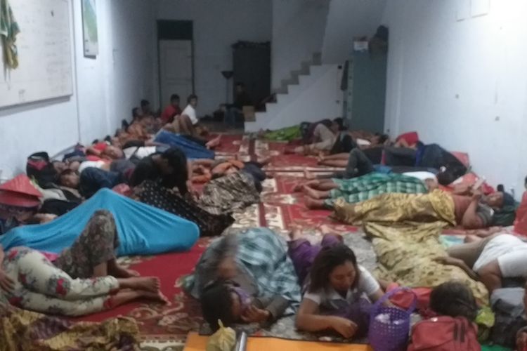 Ratusan petani menginap di Kantor DPW PKB Riau, setelah 18 hari berjalan kaki dari Sumut sampai di Kota Pekanbaru, Riau, Minggu (12/7/2020). Sebanyak 170 orang petani ini, melakukan aksi jalan kaki menuju Istana Negara untuk bertemu Presiden Joko Widodo.