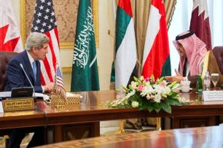 Menlu AS John Kerry tengah berdiskusi dengan Menlu Arab Saudi Pangeran Saud bin Faisal bin Abdulaziz al-Saud dalam pertemuan di Riyadh, Kamis (5/3/2015).
