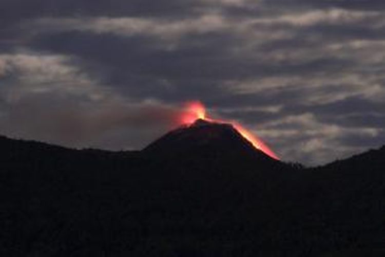 Luncuran lava pijar dari kawah Gunung Api Soputan terlihat dari Langowan, Minahasa.