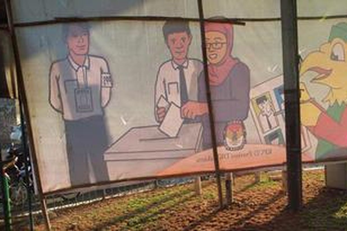 Baliho ajakan untuk menyukseskan pemilihan gubernur dan wakil gubernur DKI Jakarta, 11 Juli 2012 di Buaran, Jakarta Timur, Jumat (18/5/2012). KPU DKI Jakarta mengimbau warga DKI yang mempunyai hak suara agar secara aktif memeriksa namanya di laman resmi KPU, kpujakarta.go.id atau di kelurahan setempat.