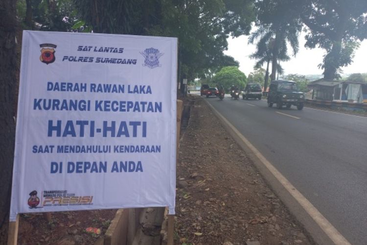Polres Sumedang memasang spanduk peringatan di lokasi rawan kecelakaan maut. Salah satunya di wilayah Tanjakan Sanur, Tanjungsari, Sumedang, Jawa Barat. AAM AMINULLAH/KOMPAS.com