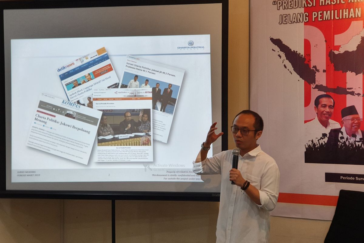 Direktur Eksekutif Charta Politika Yunarto Wijaya saat merilis hasil survei di kantornya di Jakarta, Senin (25/3/2019).