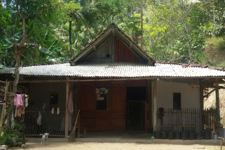 Rumah tinggal Mbah Sonto Wiryo (84 tahun) di Dusun Crangah, Desa Hargotirto, Kecamatan Kokap, Kabupaten Kulon Progo, Daerah Istimewa Yogyakarta. Mbah Sonto, begitu warga memanggilnya, tegar di kehidupannya sekarang ini.