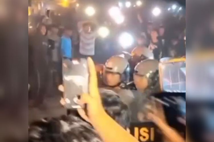 sejumlah warga terekam sedang mengepung dan menyerang rumah warga di Desa Kedondong Kidul Kecamatan Susukan Kabupaten Cirebon Jawa Barat pada Senin (25/8/2025) malam.