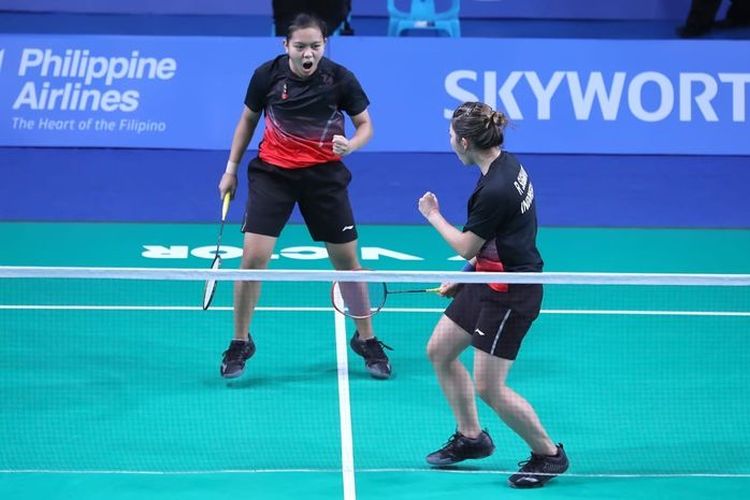 Pasangan ganda putri Indonesia, Siti Fadia Silva Ramadhanti/Ribka Sugiarto, bereaksi setelah memastikan diri ke final SEA Games 2019 di Muntinlupa Sports Center, Manila, Filipina, Senin (2/12/2019).