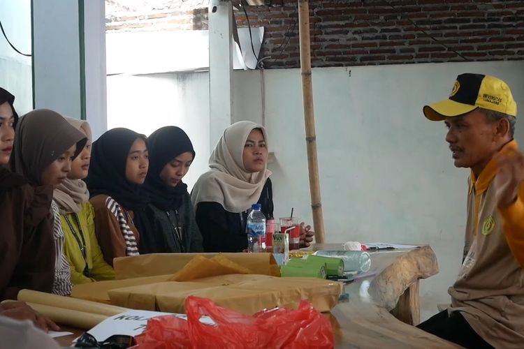 Mahasiswa KKN kolaboratif di Desa Padang mendengarkan arahan untuk menyelesaikan program KKN mulai hari ini, Jumat (8/8/2025)