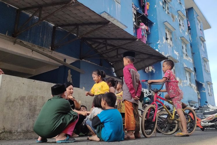 Suasana anak-anak penyintas komunitas Syiah Sampang tinggal mengungsi di rumah susun Desa Jemundo, Kabupaten Sidoarjo.